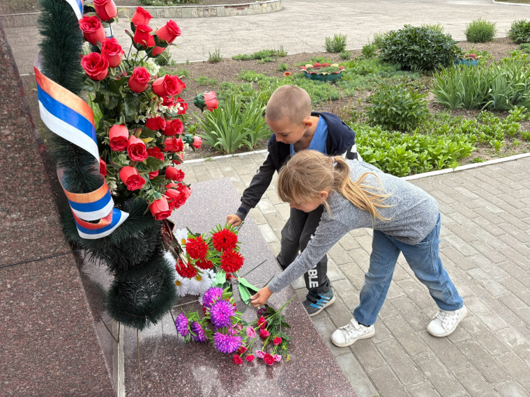 По дорогам войны шли мои земляки.